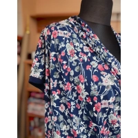 Bluzka z lejącym dekoltem typu woda - drobniutkie malinowe kwiatki